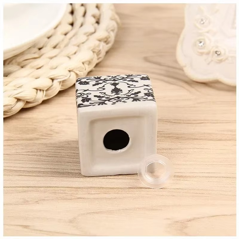 Ceramic Spice Bottle Gift Box Set – Black & White Dice Design Salt & Pepper Shakers, Creative Square Seasoning Jars Kitchen Storage