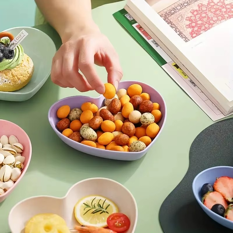 5PCS Love Shape Snack Plate Set – Reusable Plastic Dessert Plates, Bone Spitting Plate for Home Dining & Party Serving
