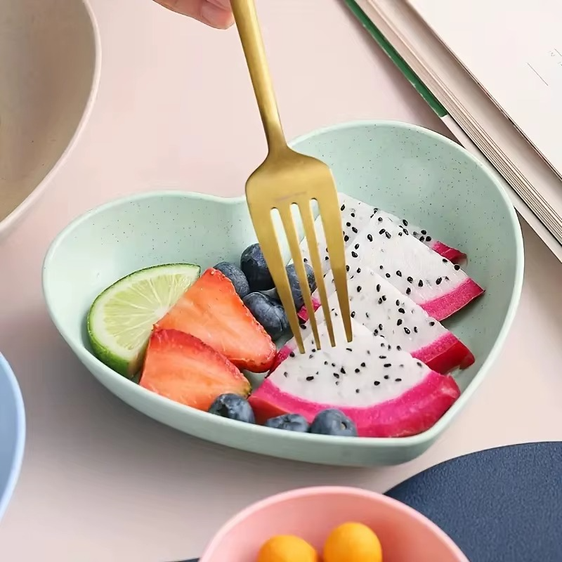 5PCS Love Shape Snack Plate Set – Reusable Plastic Dessert Plates, Bone Spitting Plate for Home Dining & Party Serving